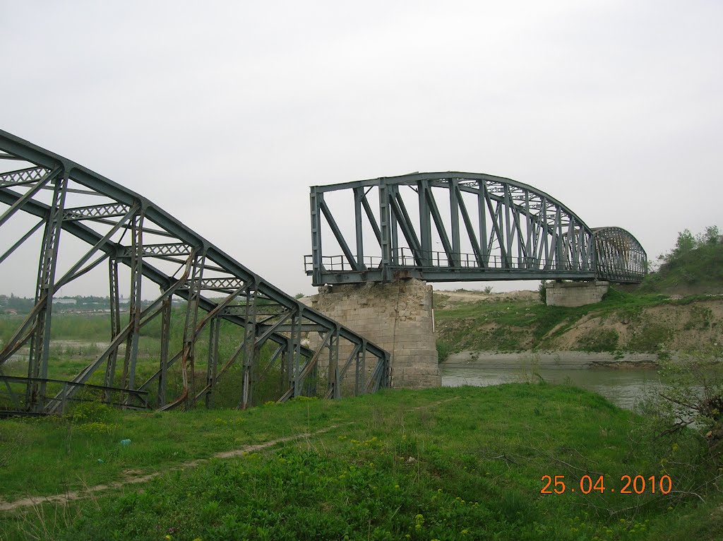 Podul CFR căzut de la Grădiștea